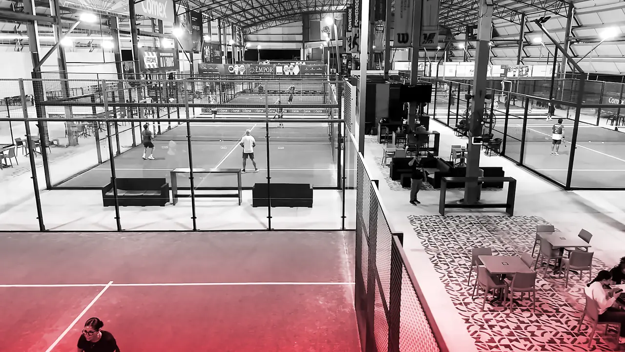 Mesas y canchas con jugadores